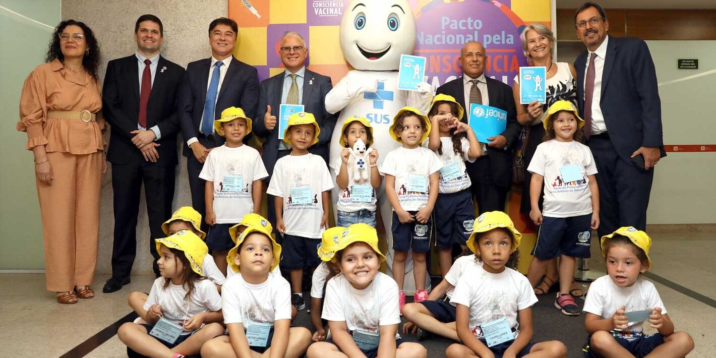 Autoridades e crianças no lançamento