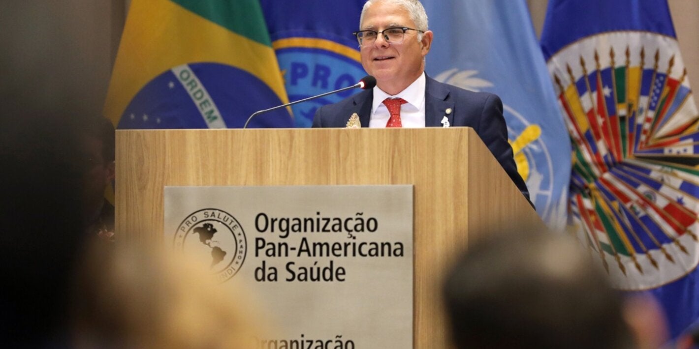 Cristian Morales discursa no púlpito do escritório da OPAS/OMS no Brasil
