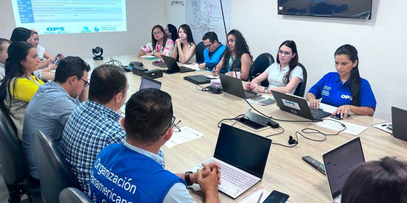 Personas en una mesa de juntas en reunion para evaluar la crisis humanitaria del catatumbo Norte de santander Colombia