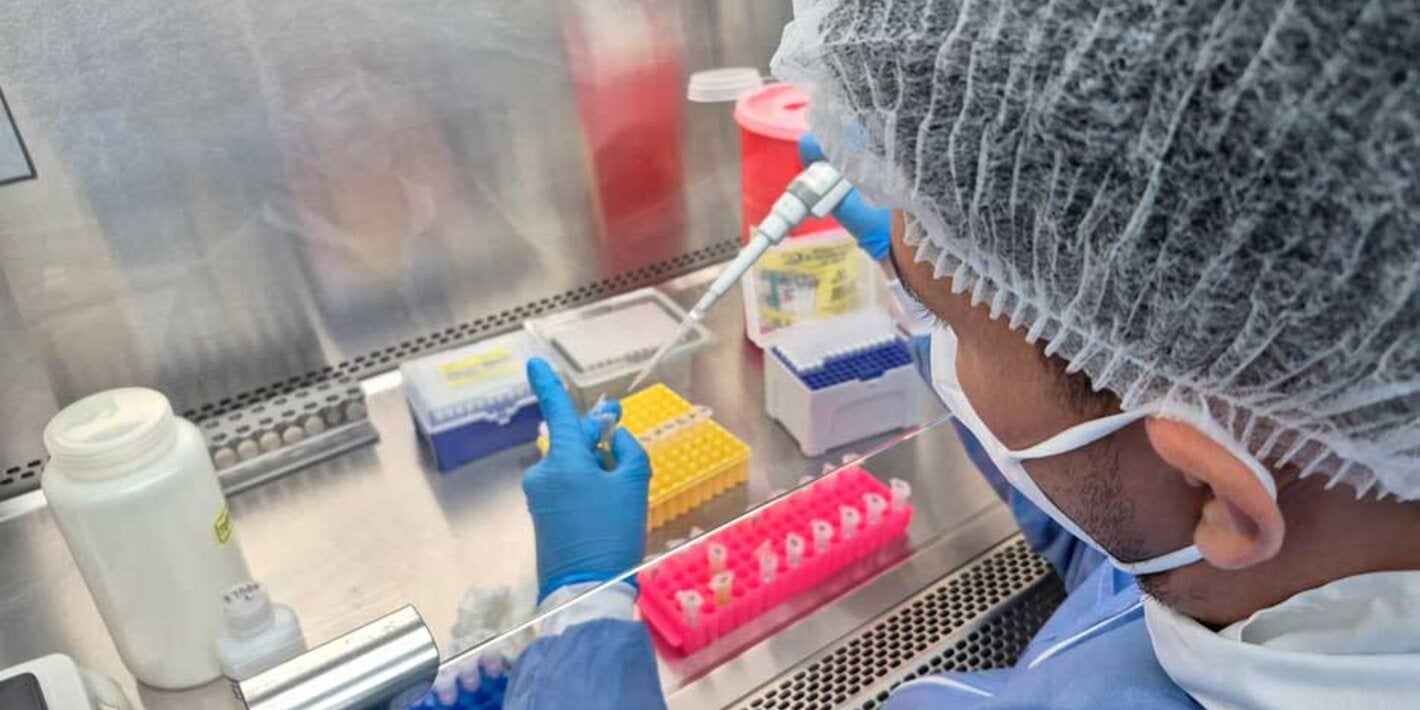 Bacteriologa en el laboratorio realizando pruebas en na pipeta