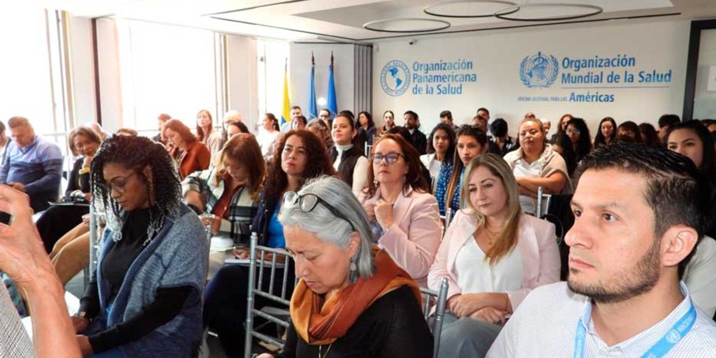 Personal de OPS en la desarrollo del Taller 