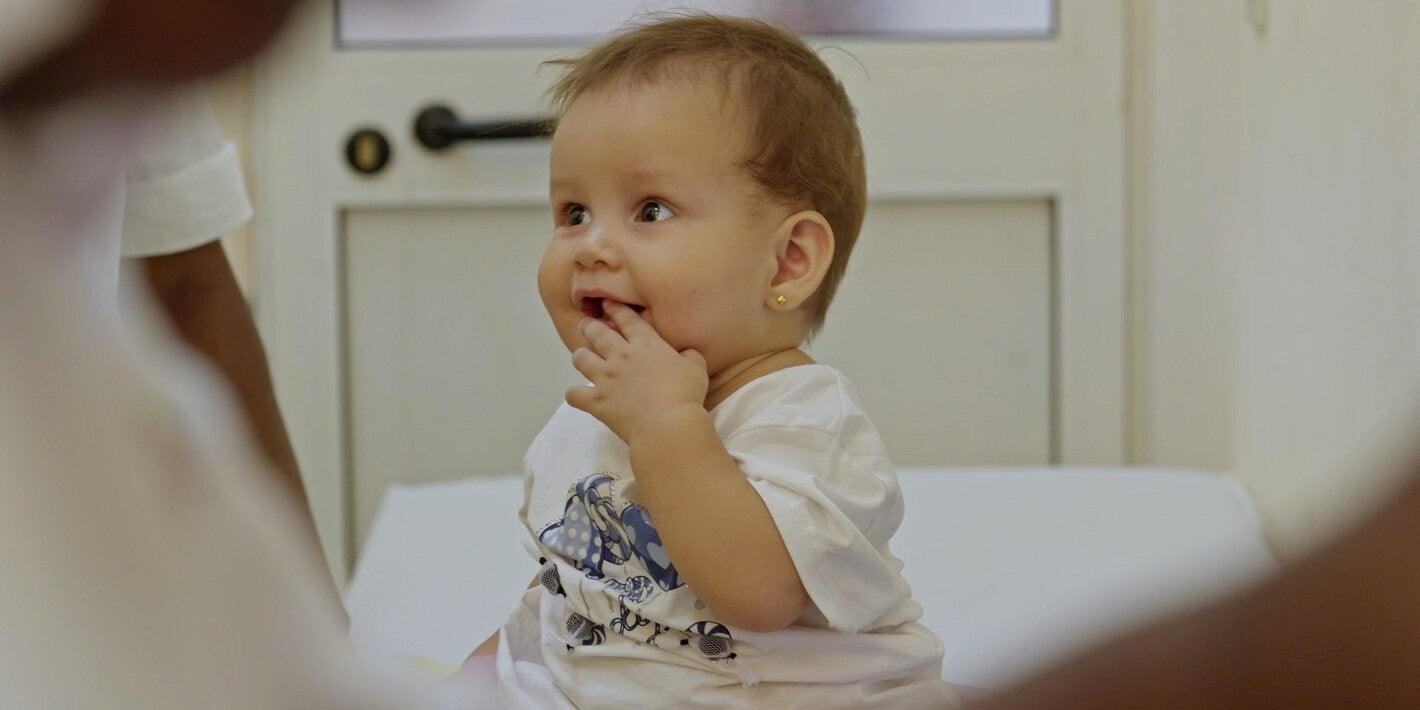 Bebé cubana lista para vacunarse