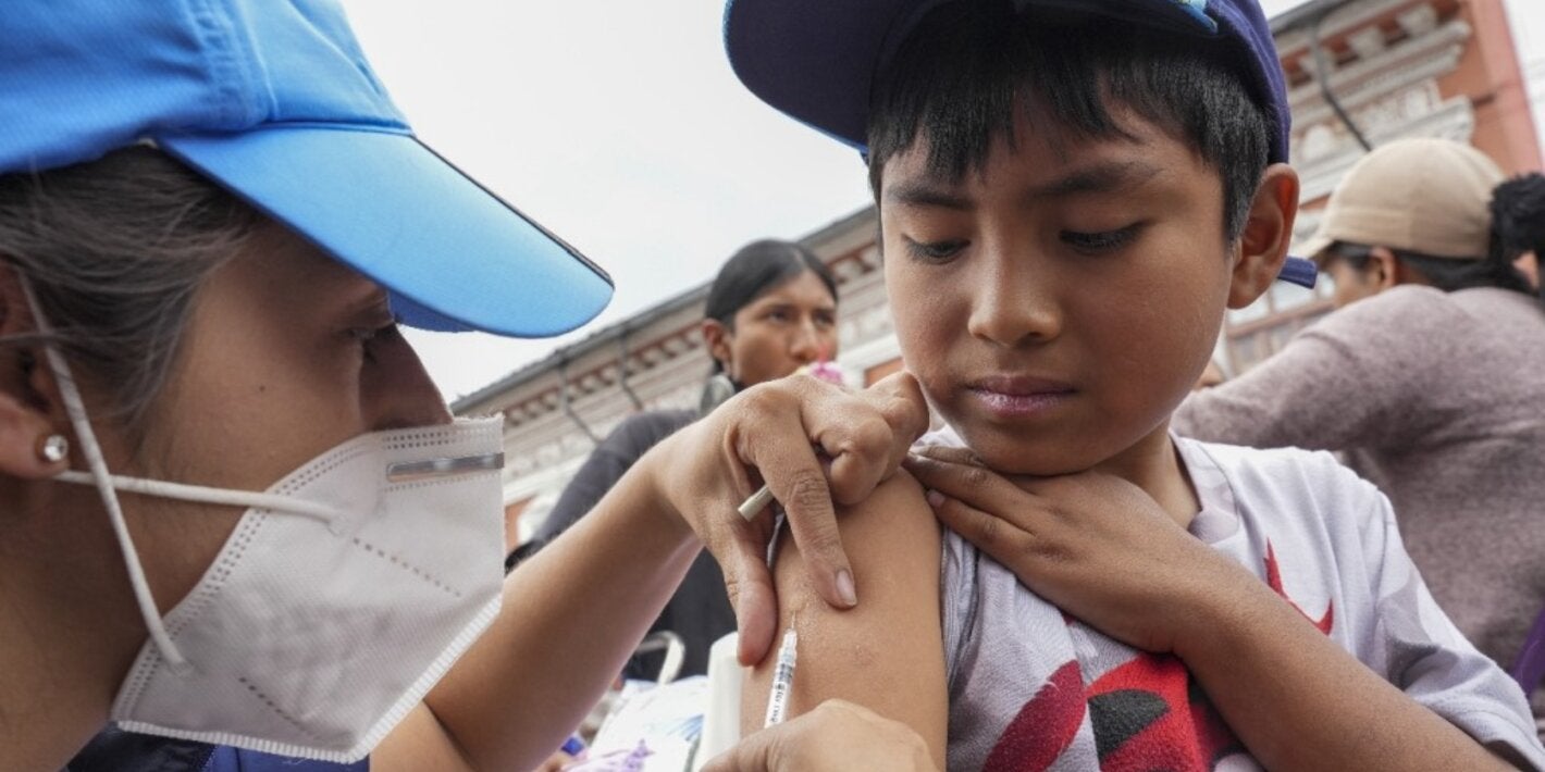 Brigadista inmuniza a niño durante Semana de Vacunación de las Américas