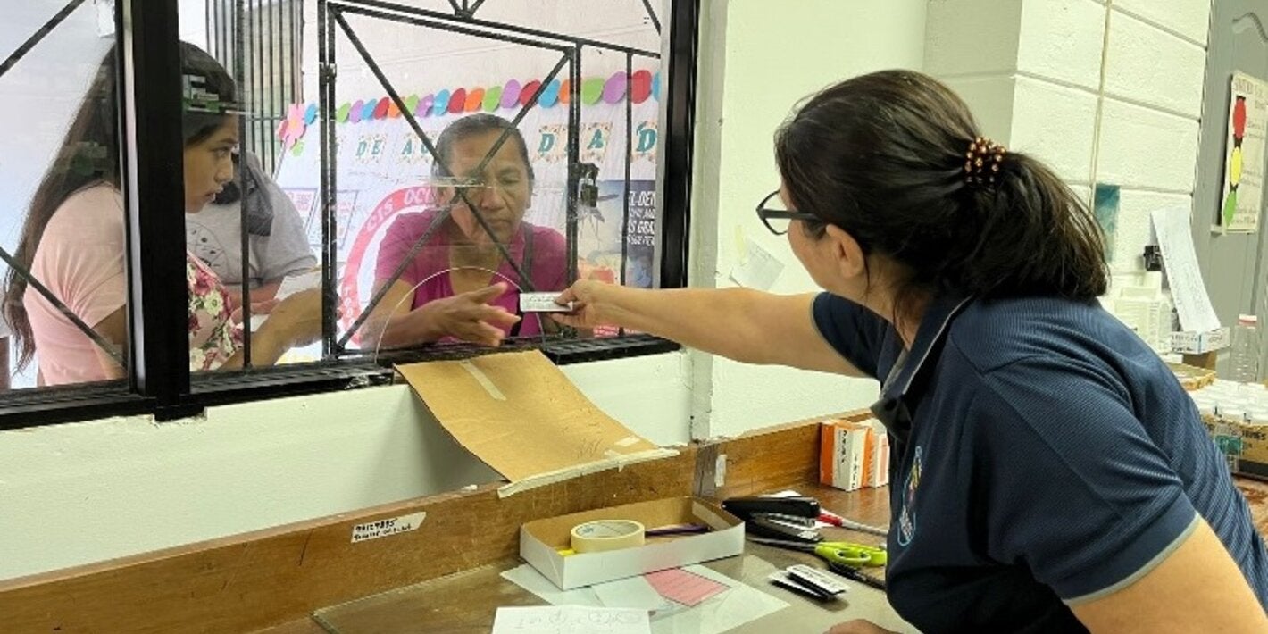 personal de farmacia dispensando medicamentos