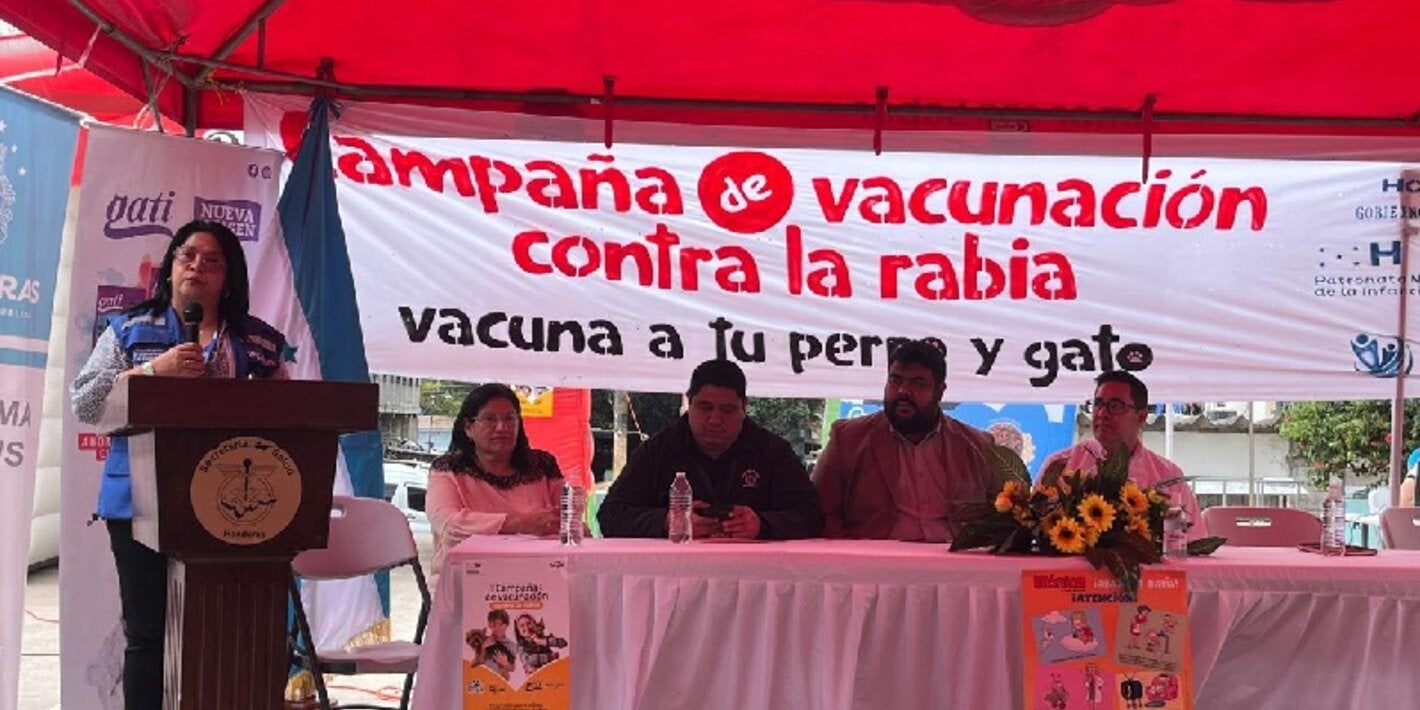 funcionaria de OPS en inauguración de campaña de vacunación antirrábica