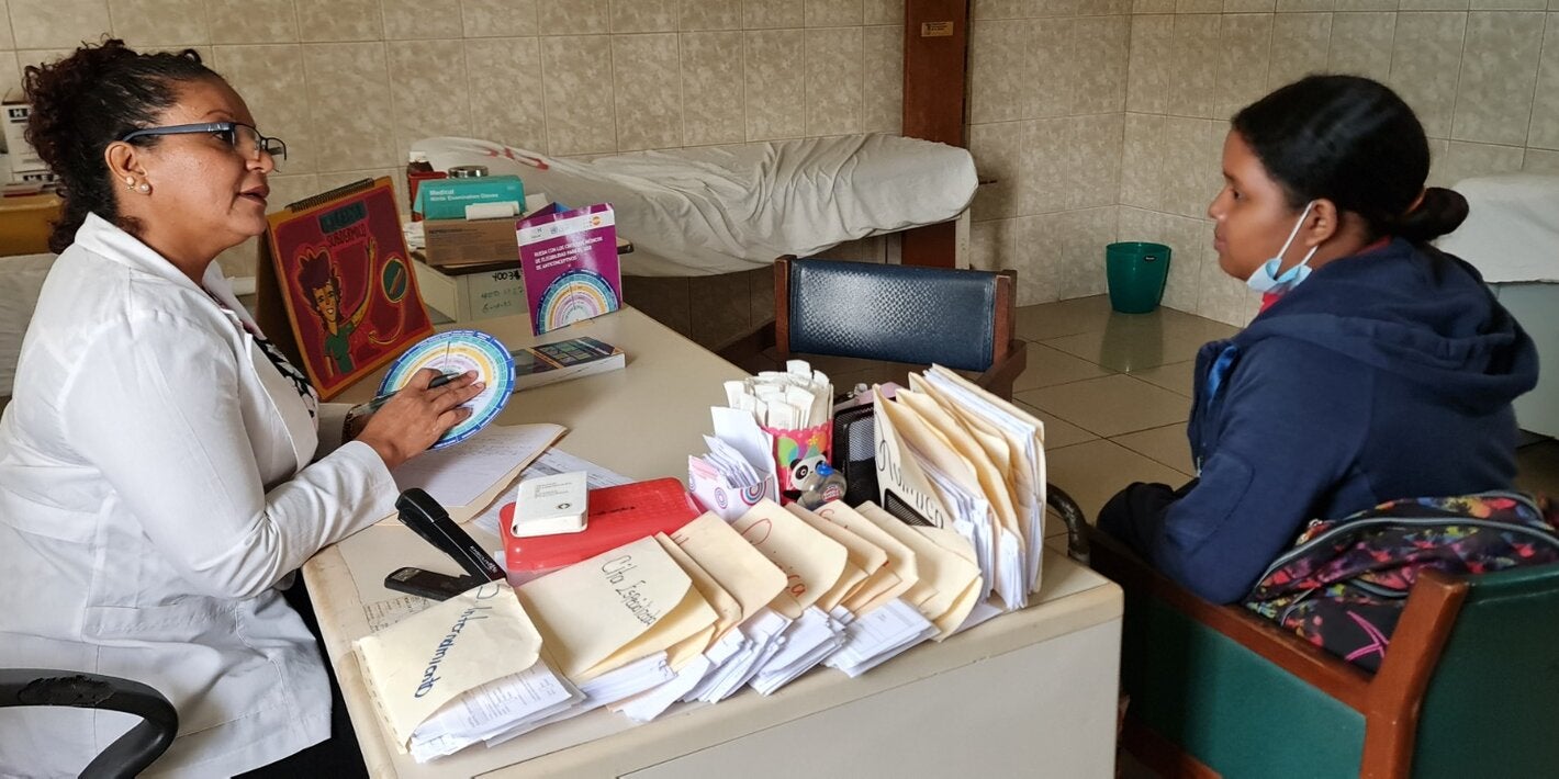 personal de salud explica a usuaria sobre planificacion familiar