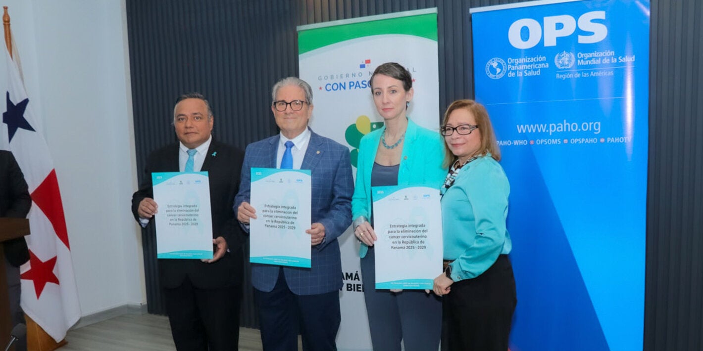 Fotografía de autoridades en Panamá durante el lanzamiento de la estrategia de eliminación del cáncer cervicouterino hacia el 2029.