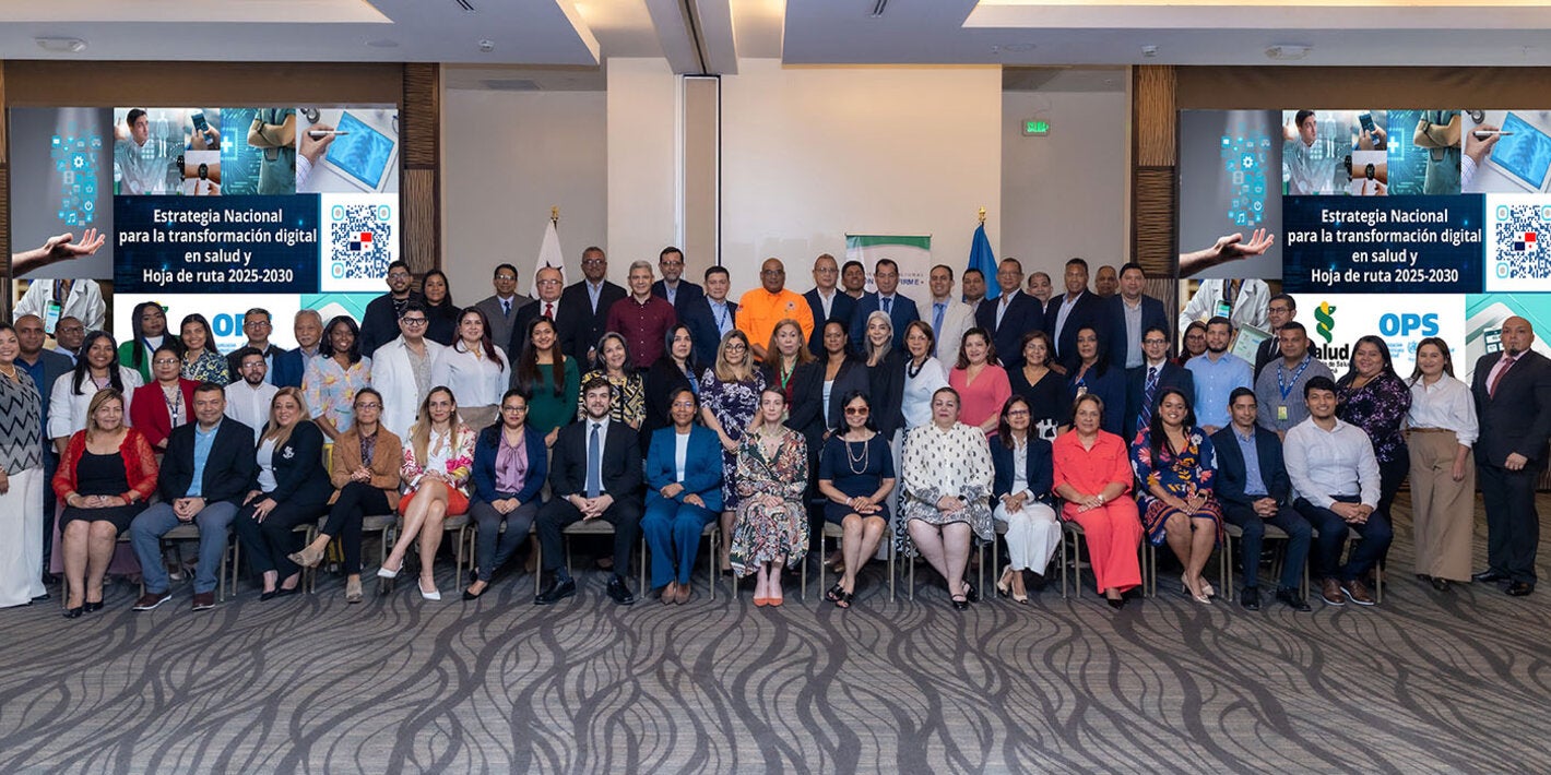 Fotografía grupal del lanzamiento de la Estrategia Nacional para la Transformación Digital del Sector Salud.