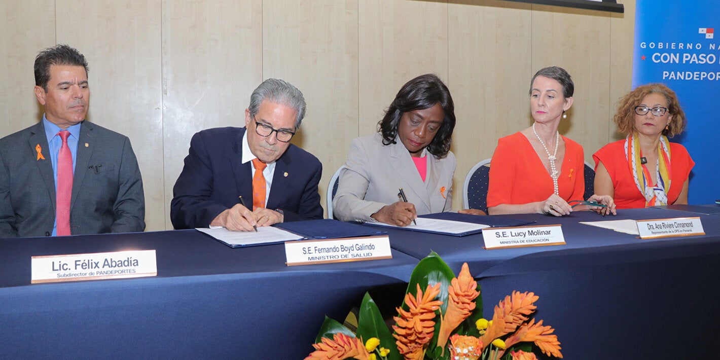 Fotografía de mesa principal con la participación de autoridades en el Lanzamiento del Plan de Aceleración para Detener la Obesidad (PADO).