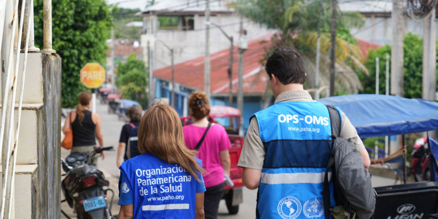 Dos funcionarios de OPS en el campo.
