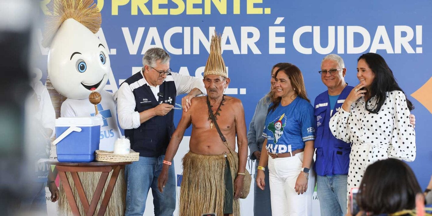 Ministro da Saúde do Brasil vacinando indigena