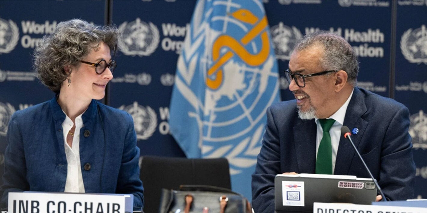 O diretor geral da OMS, Tedros Adhanom Ghebreyesus, e a copresidente do INB e embaixadora Francesa para a Saúde Global, Anne-Claire Amprou.