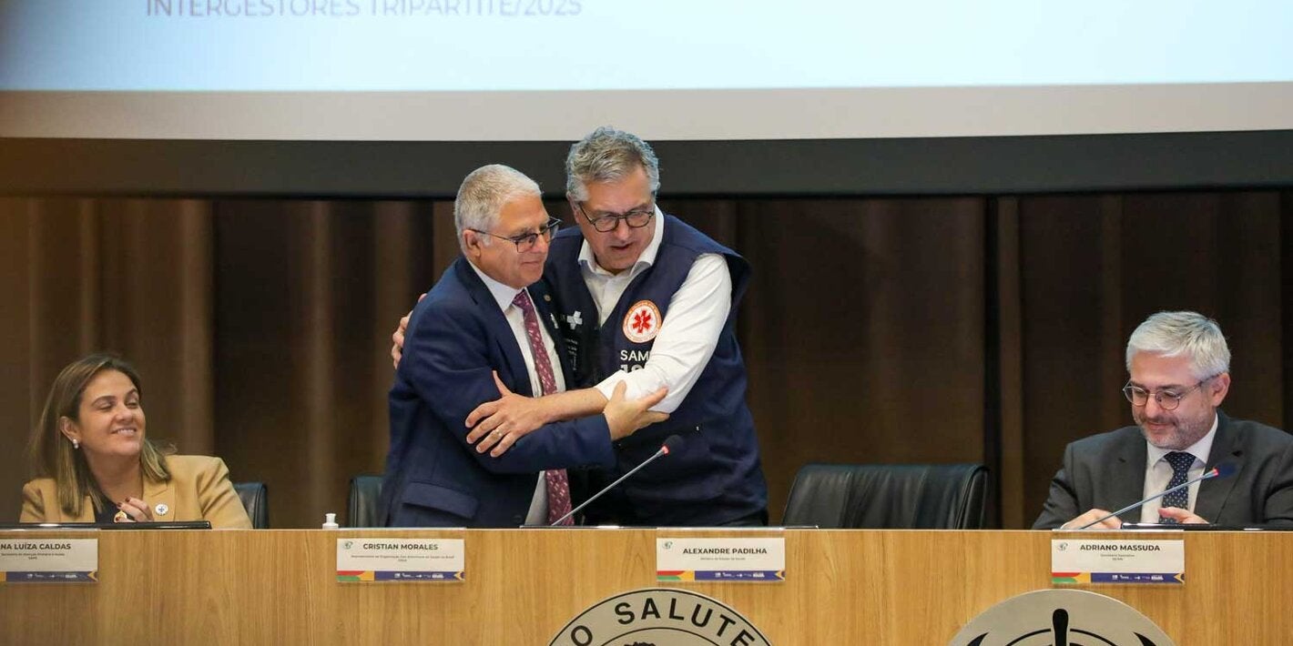 Cumprimento entre o Representante da OPAS/OMS no Brasil e o Ministro da Saúde no país