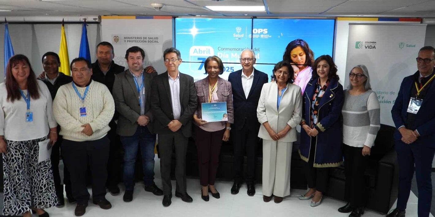 Grupo de OPS en el dia mundial de la salud aompañado por el ministro de salud de Colombia