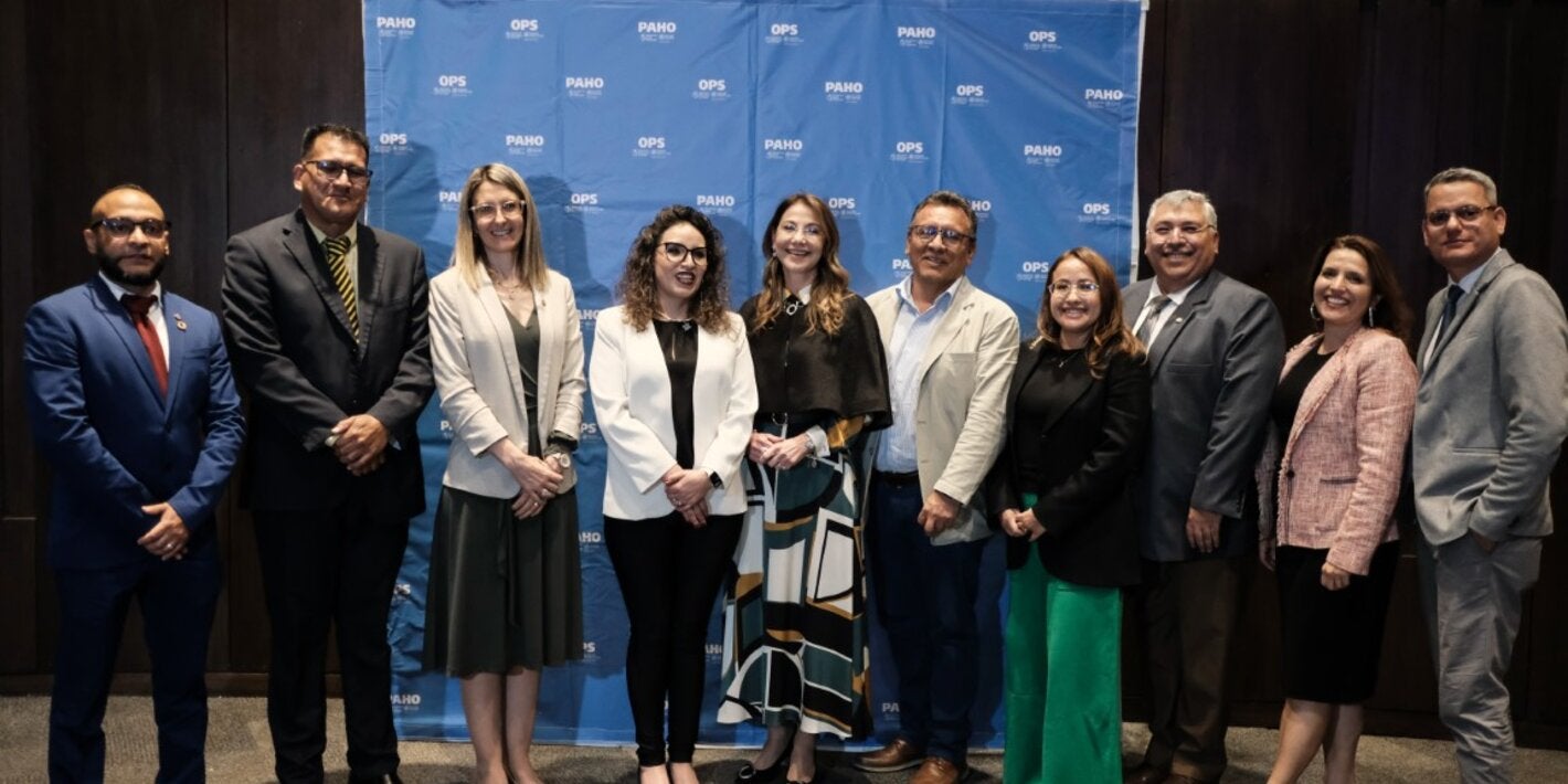 Equipo OPS y Ministra de Salud y Deportes