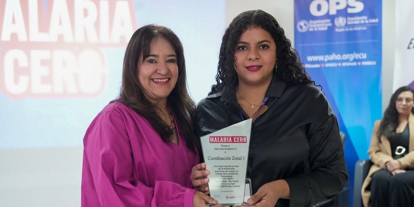 Sonia Quezada, representante de OPS/OMS en Ecuador hace la entrega de uno de los reconocimientos a la representante de la Coordinación Zonal 1 de Salud