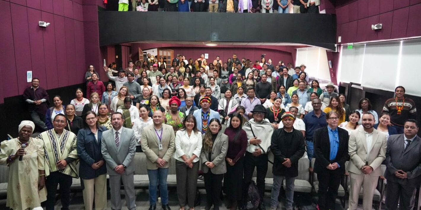 Autoridades y profesionales de la salud de pueblos y nacionalidades que asistieron al simposio