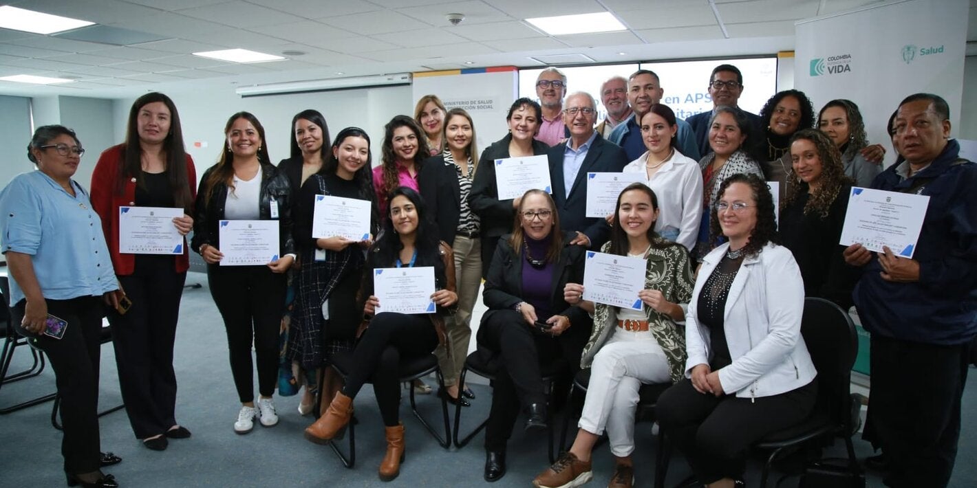 Entrega de certificados graduandos diplomado