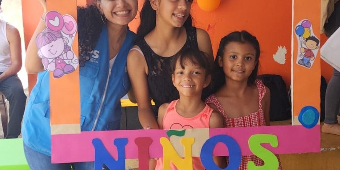 Heidy Galindo trabajando con niñas migrantes