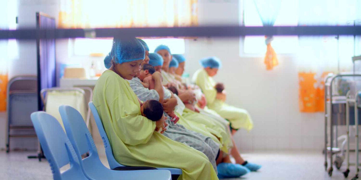 madres con sus recién nacidos en la sala de maternidad