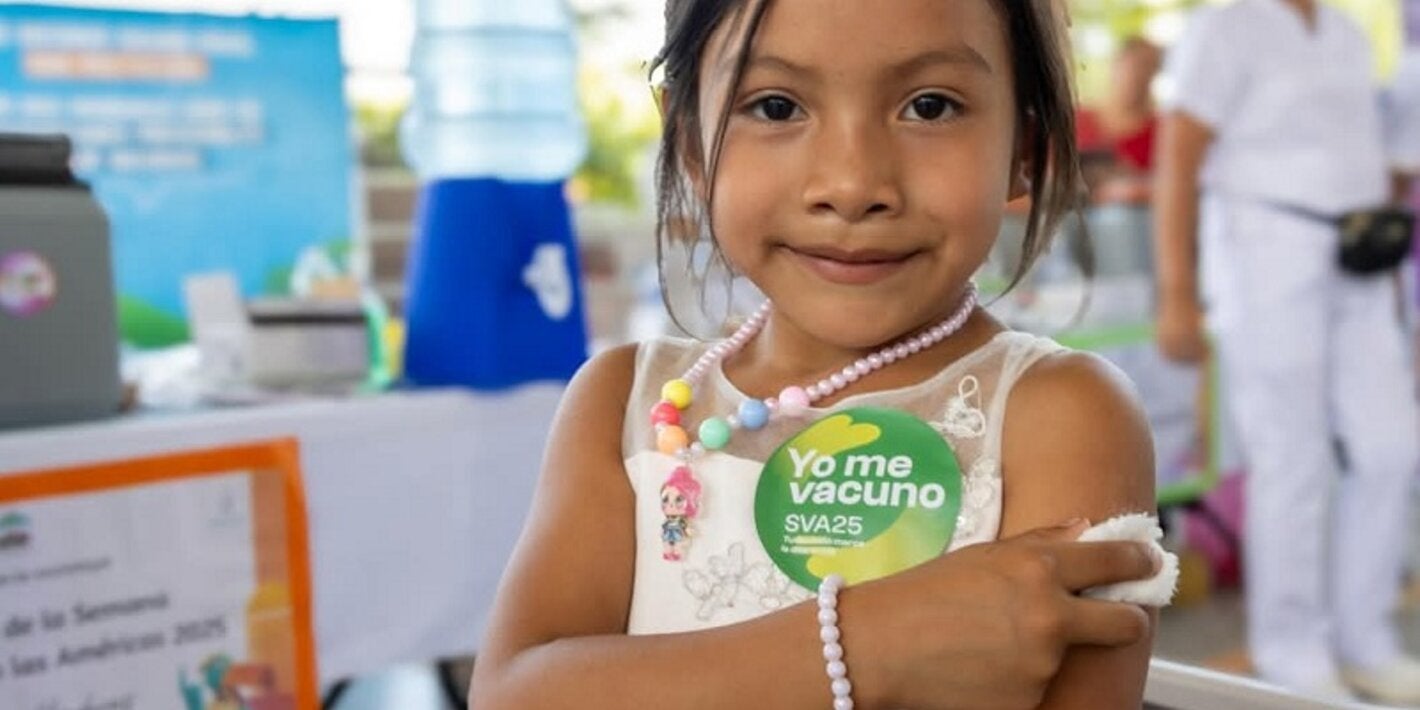 Niña es vacunada en SVA Ocotepeque