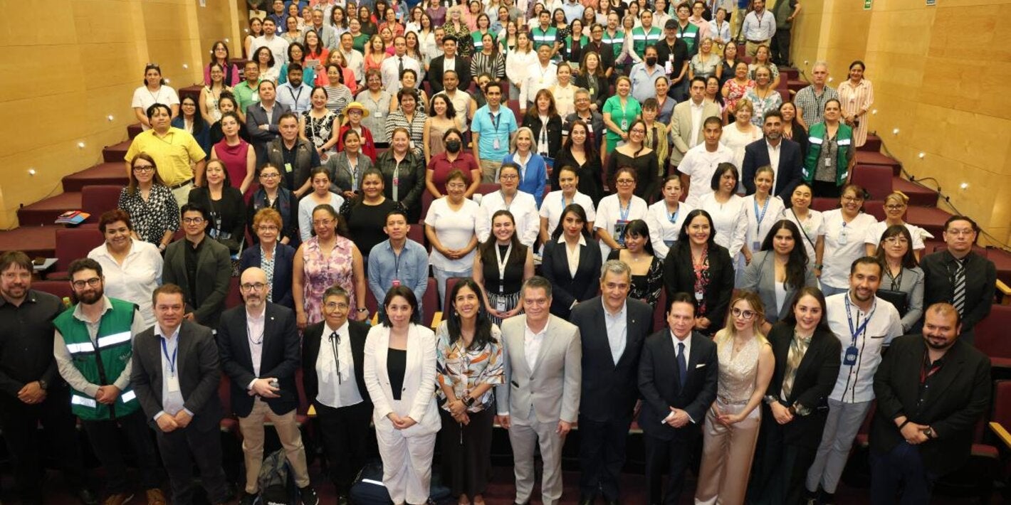 Personal de salud de las 32 entidades y autoridades posando en una fotografía grupal.