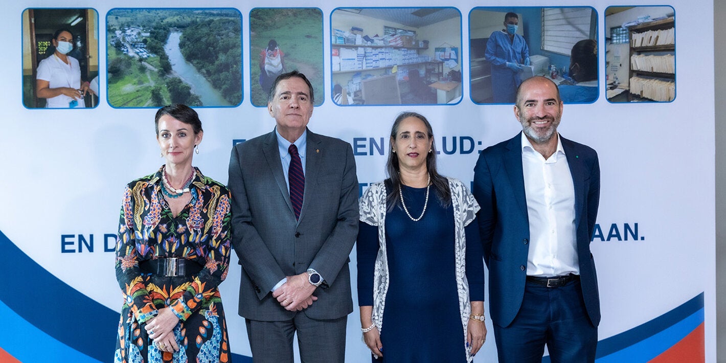 Fotografía grupal de autoridades del MINSA de Panamá, OPS/OMS y AECID en el lanzamiento de la iniciativa para el Fortalecimiento de la atención primaria de salud para la salud materna, sexual y reproductiva y la prevención de la violencia mediante la participación comunitaria en la región de Darién y la Comarca Emberá Wounaan