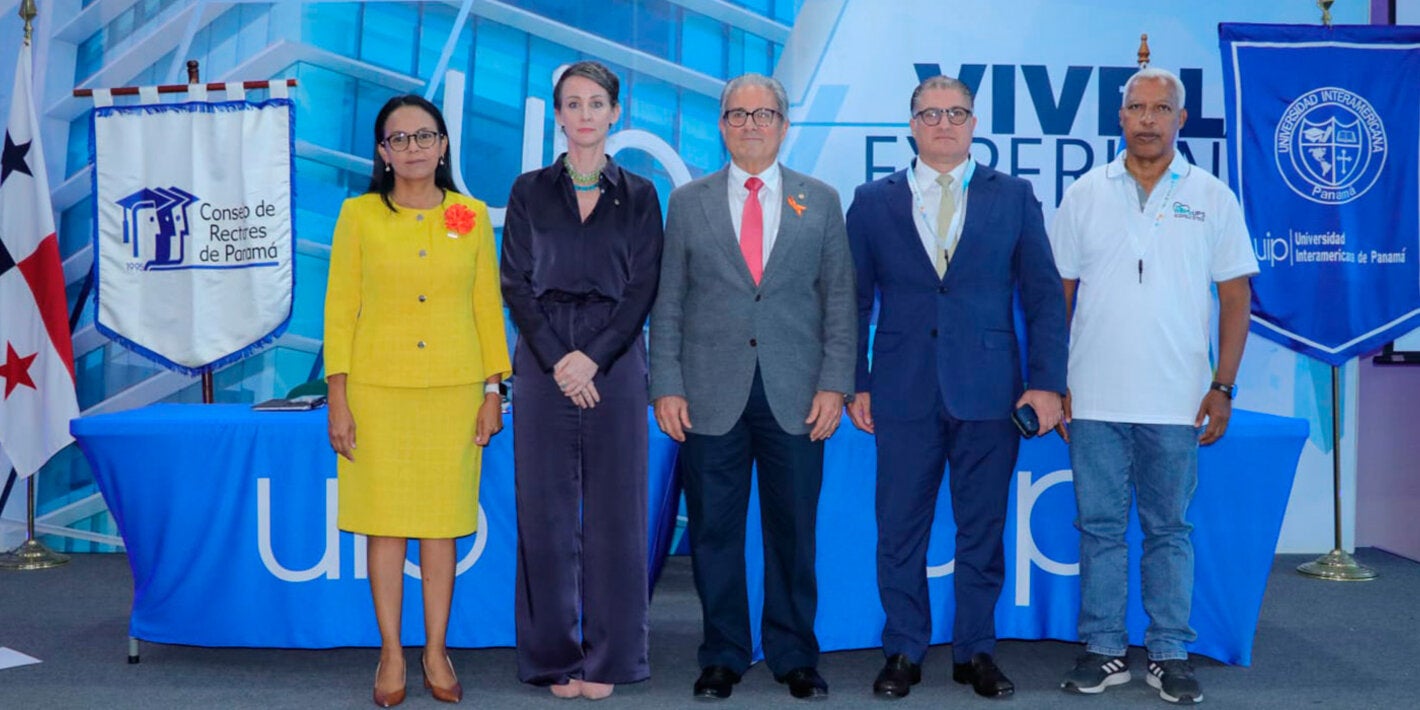 Fotografía grupal de autoridades participantes en conversatorio "Comienzos Saludables, Futuros Esperanzadores: Maternidad y Nacimientos Seguros".
