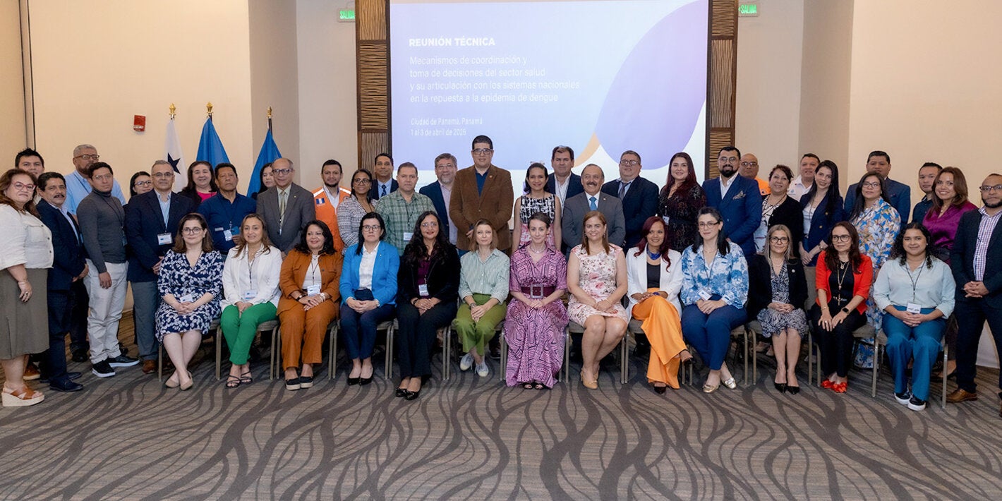 Fotografía grupal de los participantes del Reunión Técnica: Mecanismos de coordinación y toma de decisiones del sector salud y su articulación con los sistemas nacionales en la respuesta a la epidemia de dengue
