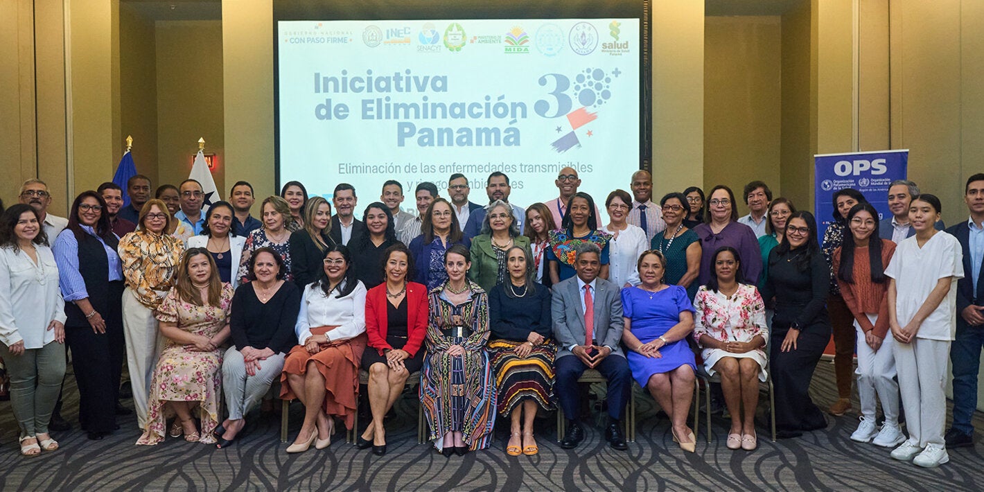 Fotografía grupal de los participantes en el  taller de validación del plan estratégico para la iniciativa de eliminación de enfermedades transmisibles y condiciones relacionadas.