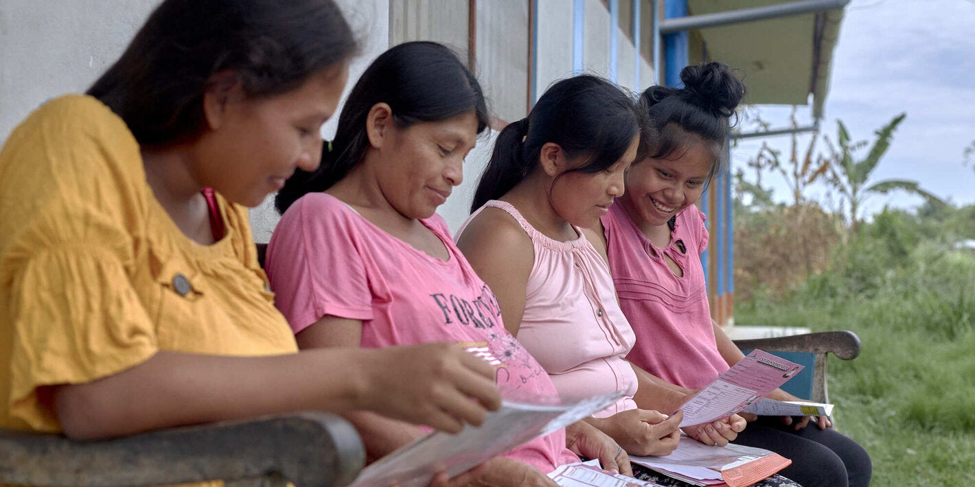 Madres gestantes en la selva de Perú,en espera de su control de salud