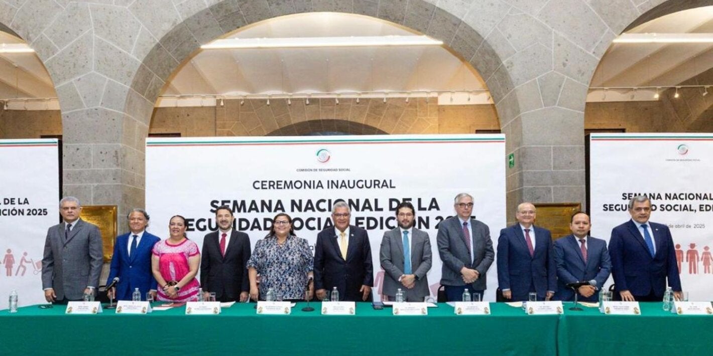 Autoridades del sector salud invitadas a la mesa de presidium para la inauguración de la Semana Nacional de la Seguridad Social
