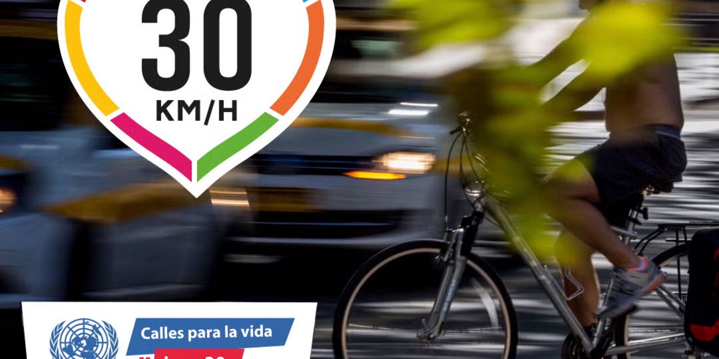 Ciclista en via demarcada para bicicletas