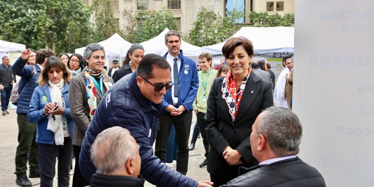 En el marco de la Campaña de Vacunación e Inmunización 2025 y la Semana de Vacunación en las Américas, la ministra de Salud, Dra. Ximena Aguilera junto al Representante de OPS/OMS Chile, Dr, Giovanni Escalante; constataron el funcionamiento de los módulos vacunación habilitados en la Plaza de la Constitución.