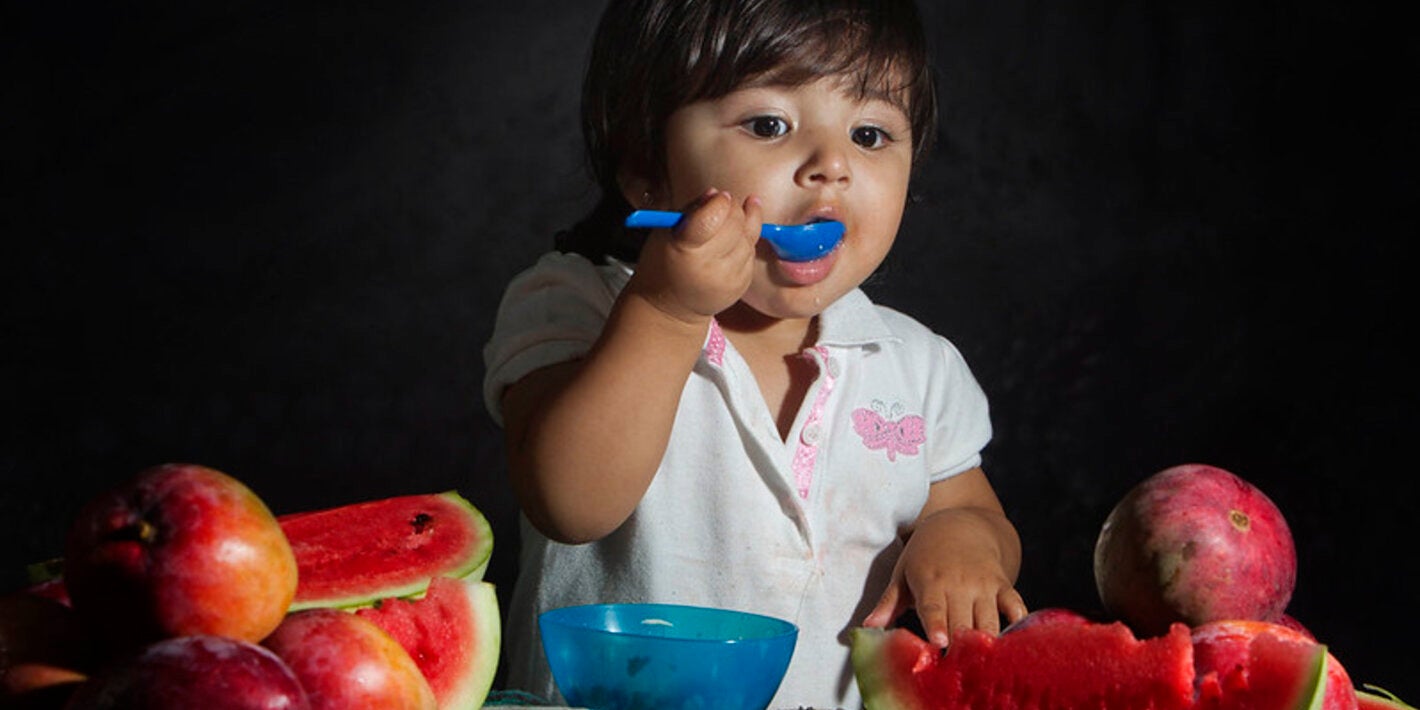 niña comiendo sandía