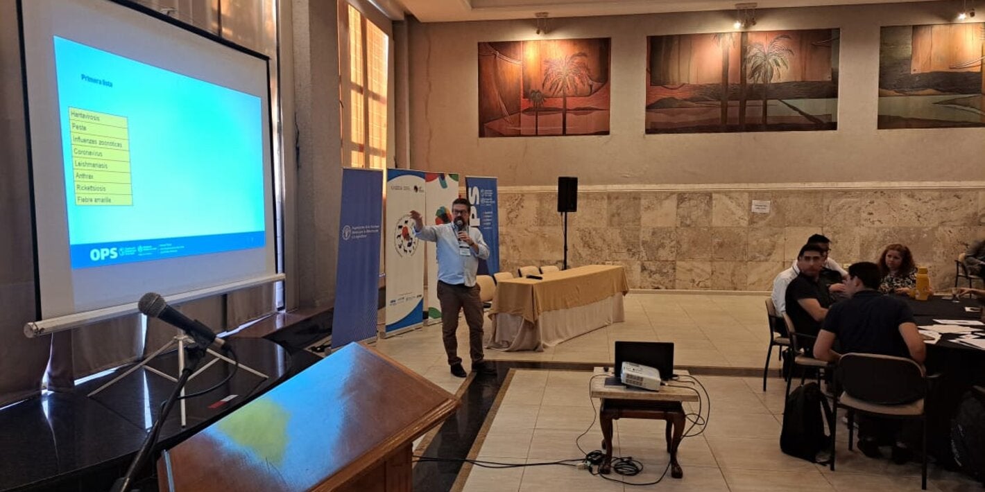 técnico de PANAFTOSA impartiendo taller en Paraguay sobre priorización de enfermedades zoonóticas