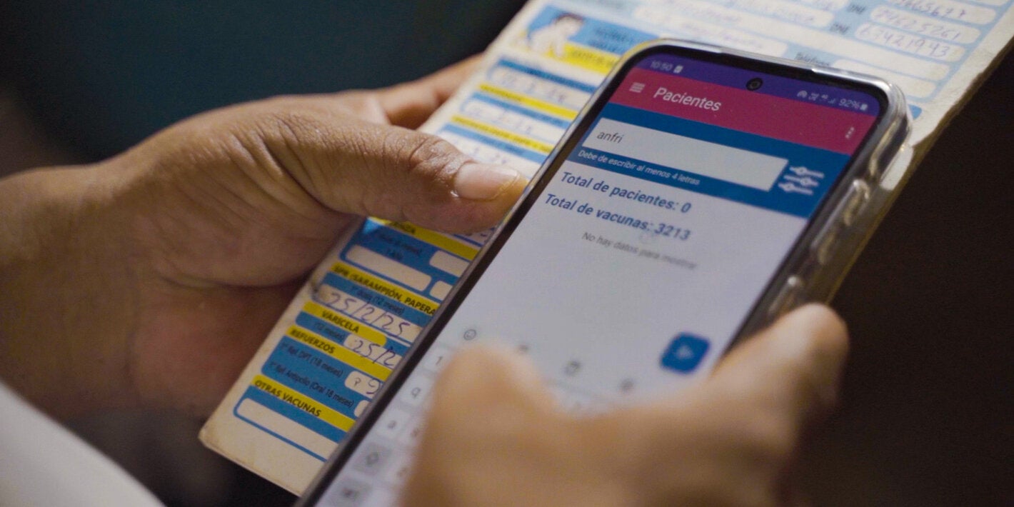 Teléfono móvil muestra la nueva app para registro de vacunación en Perú