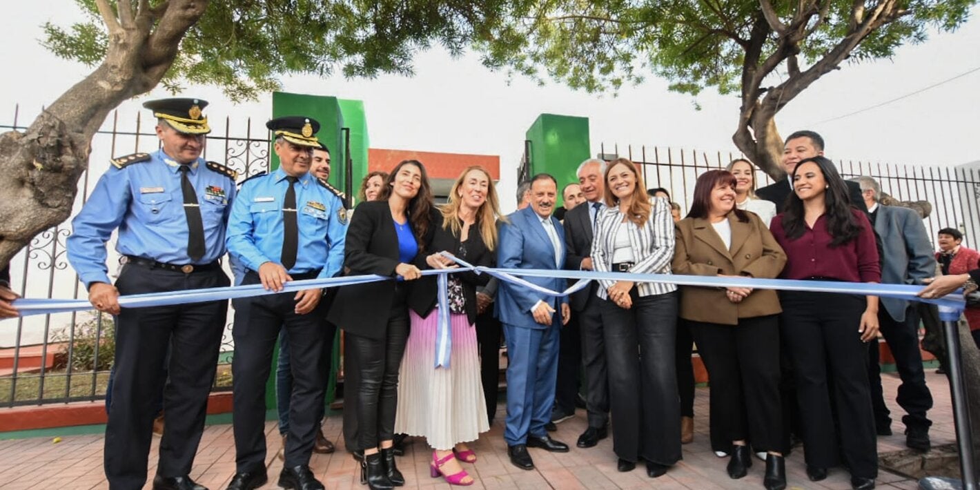 Foto durante el corte de cinta.