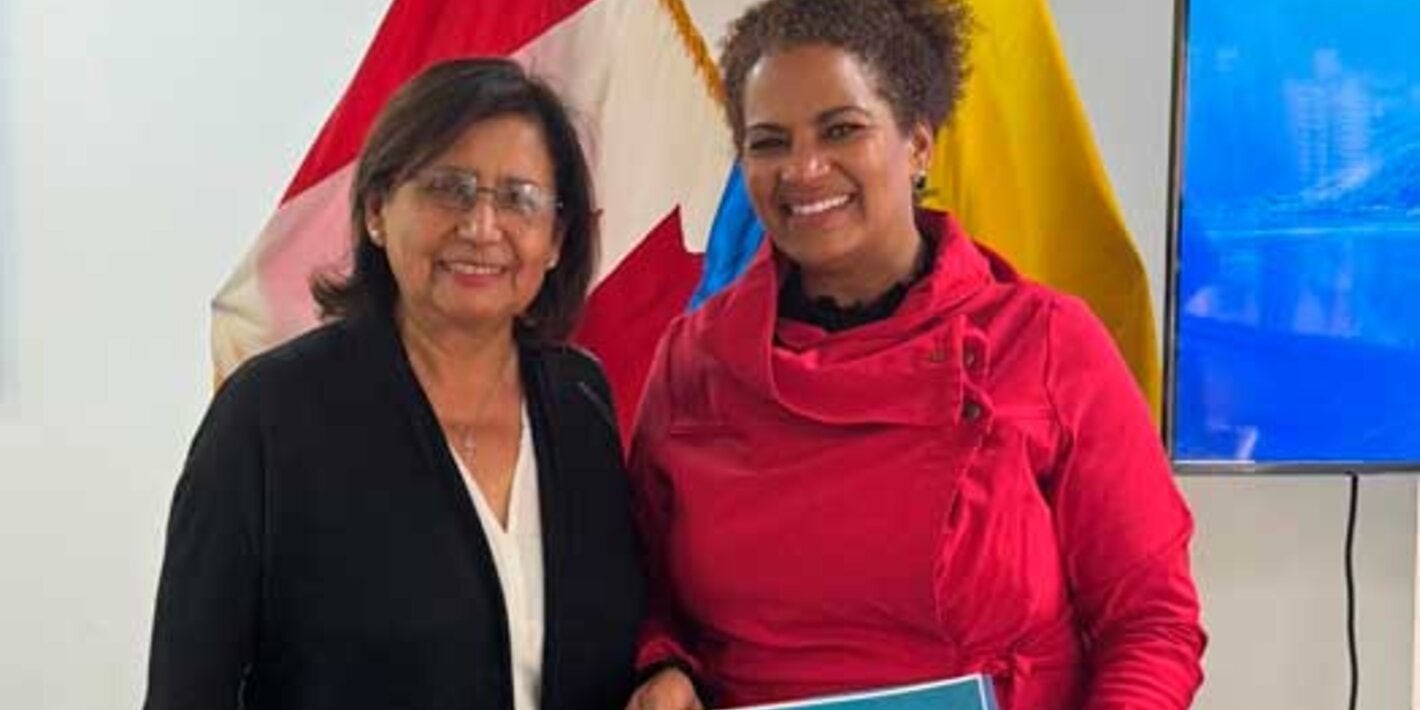 Dra. Tambini y partera entregando diploma y distincion