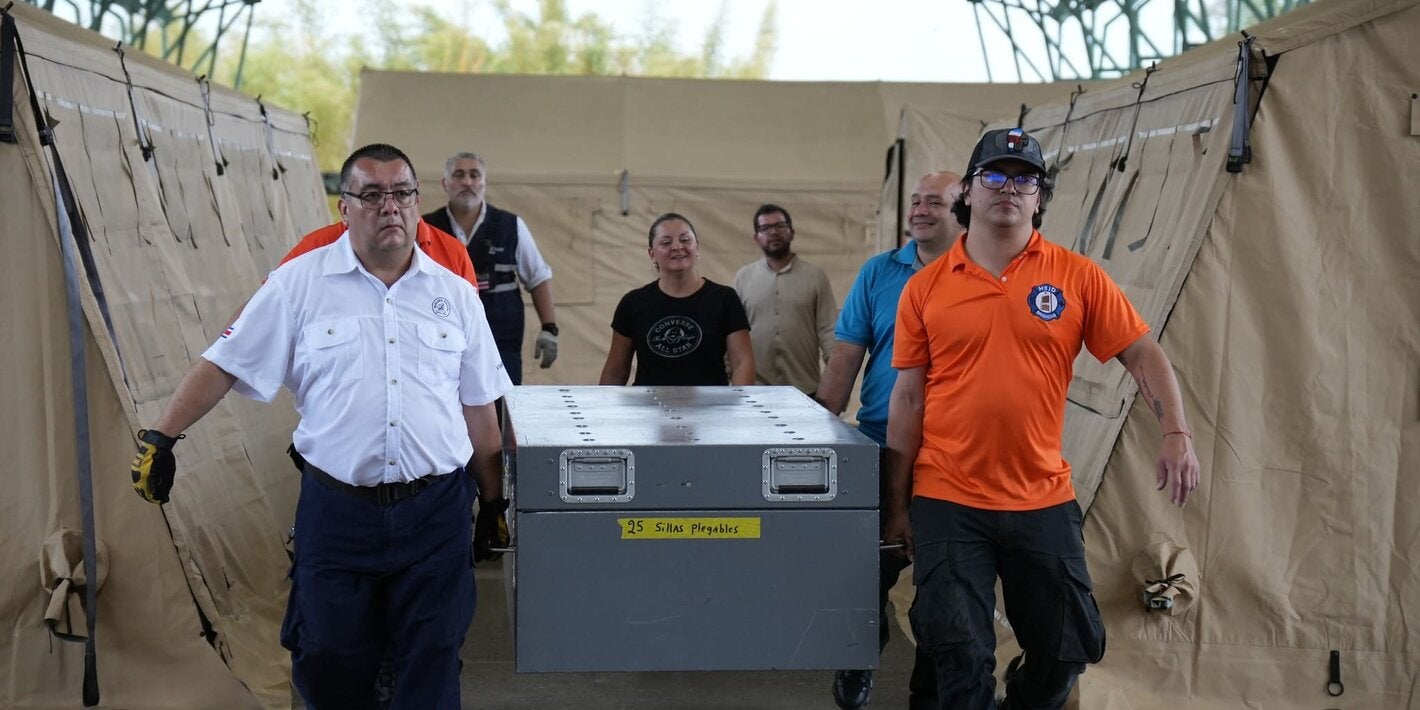 Miembros de los EMT movilizando un contenedor con elementos de uno de los módulos