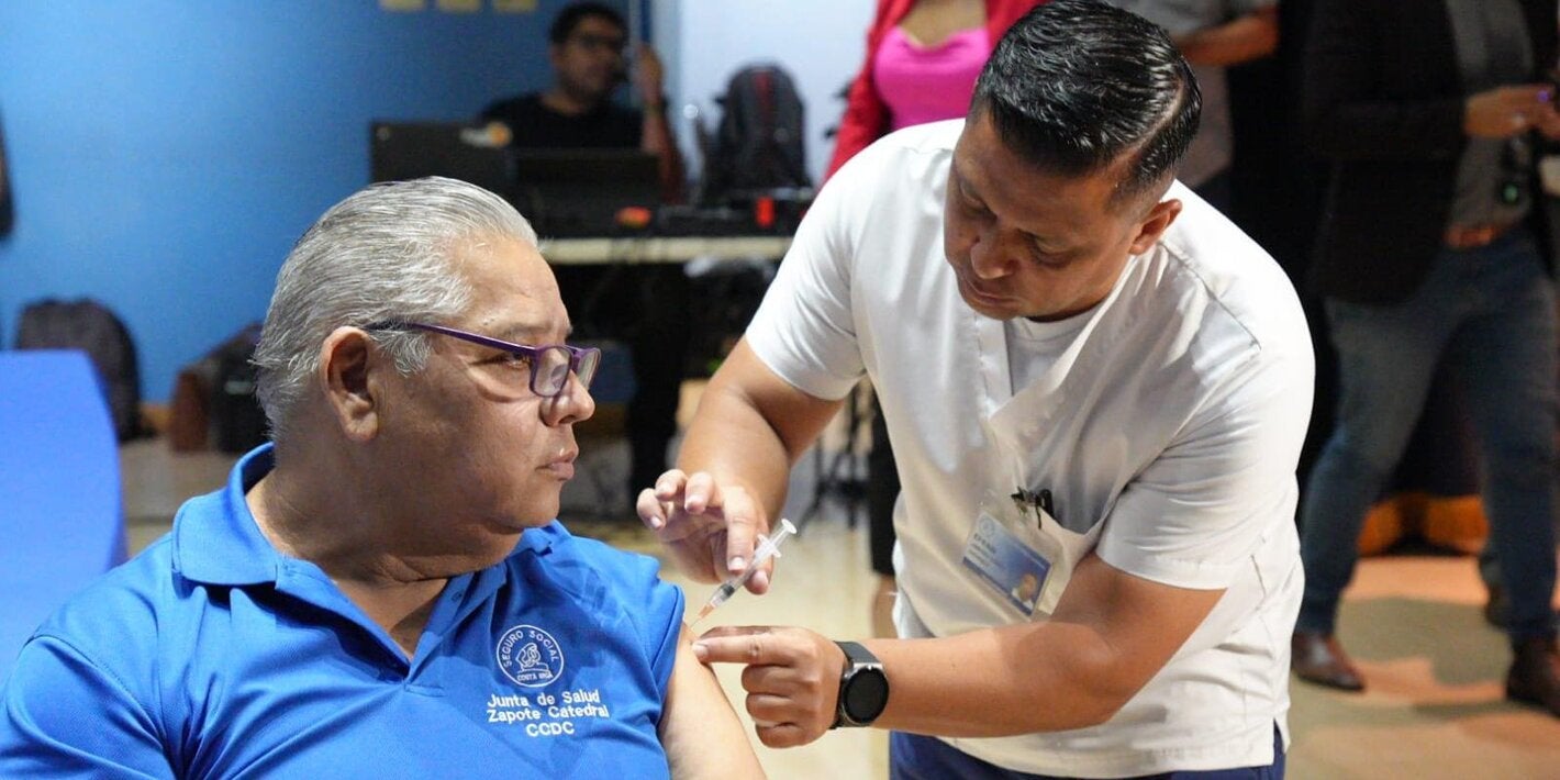 Uno de los primeros ciudadanos en ser vacunados durante la actividad