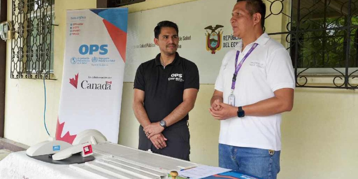 Daniel Antiporta, asesor internacional de OPS Ecuador entrega equipos antropométricos en centro de salud de Santa Elena