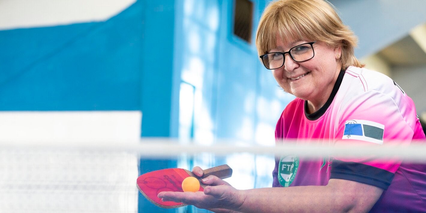 Mulher idosa joga pingue-pongue em Irati, no Paraná