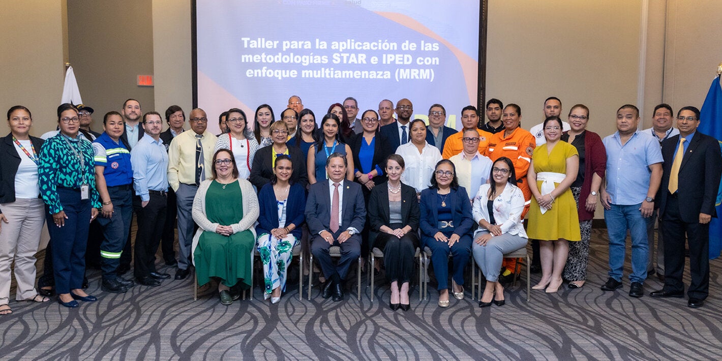 Fotografía grupal de participantes en el taller para la aplicación de las metodologías Herramienta Estratégica para Evaluar los Riesgos (STAR), Índice de Preparativos ante Emergencias y Desastres en Salud (IPED) con enfoque en el Marco de Respuesta Multiamenaza (MRM).