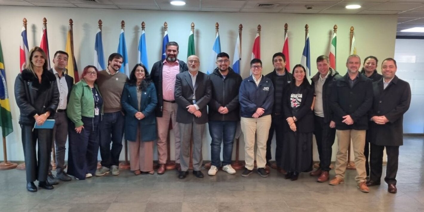 El encuentro reunió a representantes del Ministerio de Salud (MINSAL), el Instituto de Salud Pública (ISP), colegios profesionales, universidades y cadenas de farmacias, con el propósito de dar a conocer esta innovadora herramienta y analizar su posible implementación en el país.