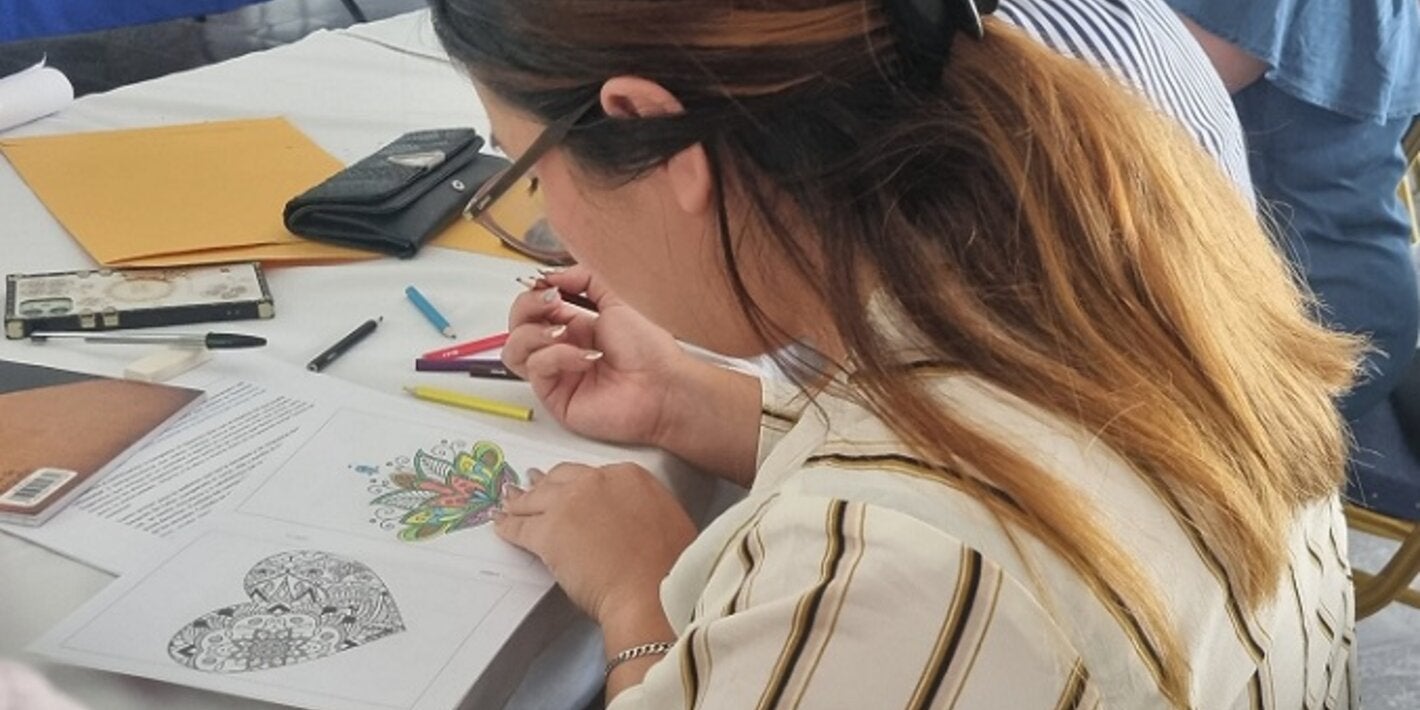 mujer pintando mandalas
