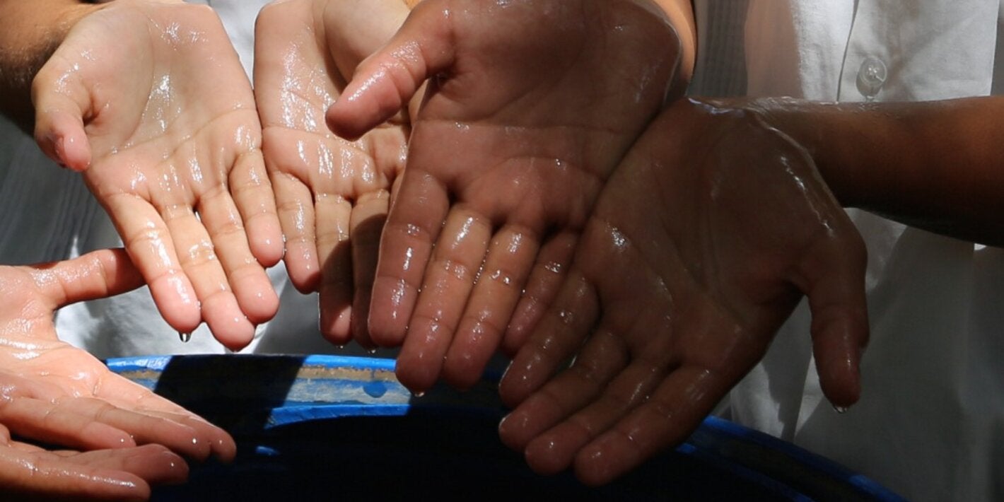 imagen de varias manos limpias