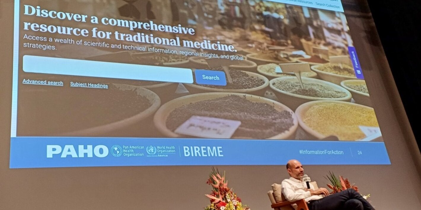 João Paulo Souza, Director of BIREME/PAHO/WHO, presents the WHO Traditional Medicine Global Library (TMGL) at the “Saberes do Cuidado” seminar, part of the Sesc Inspira program, in São Paulo, April 2024.