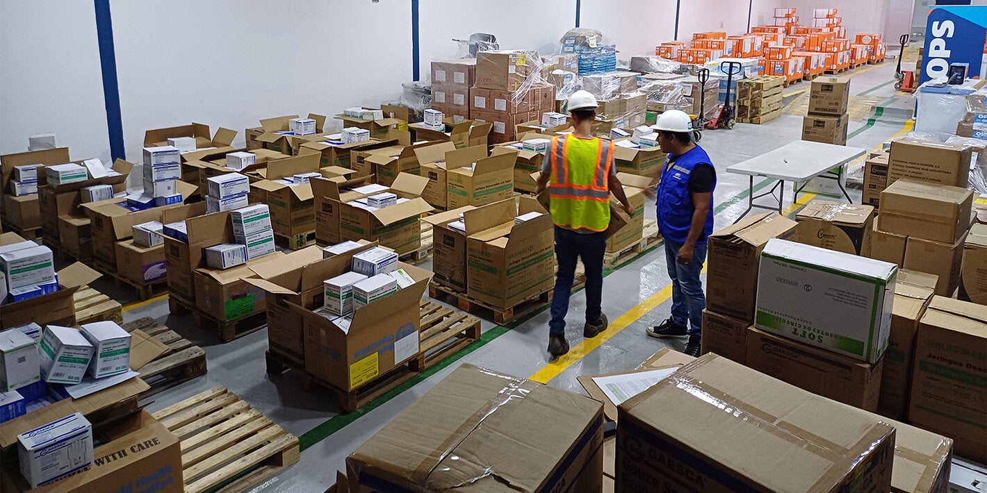 Preparación en el almacén logístico de la OPS de los insumos antes de ser repartidos por todo el territorio nacional