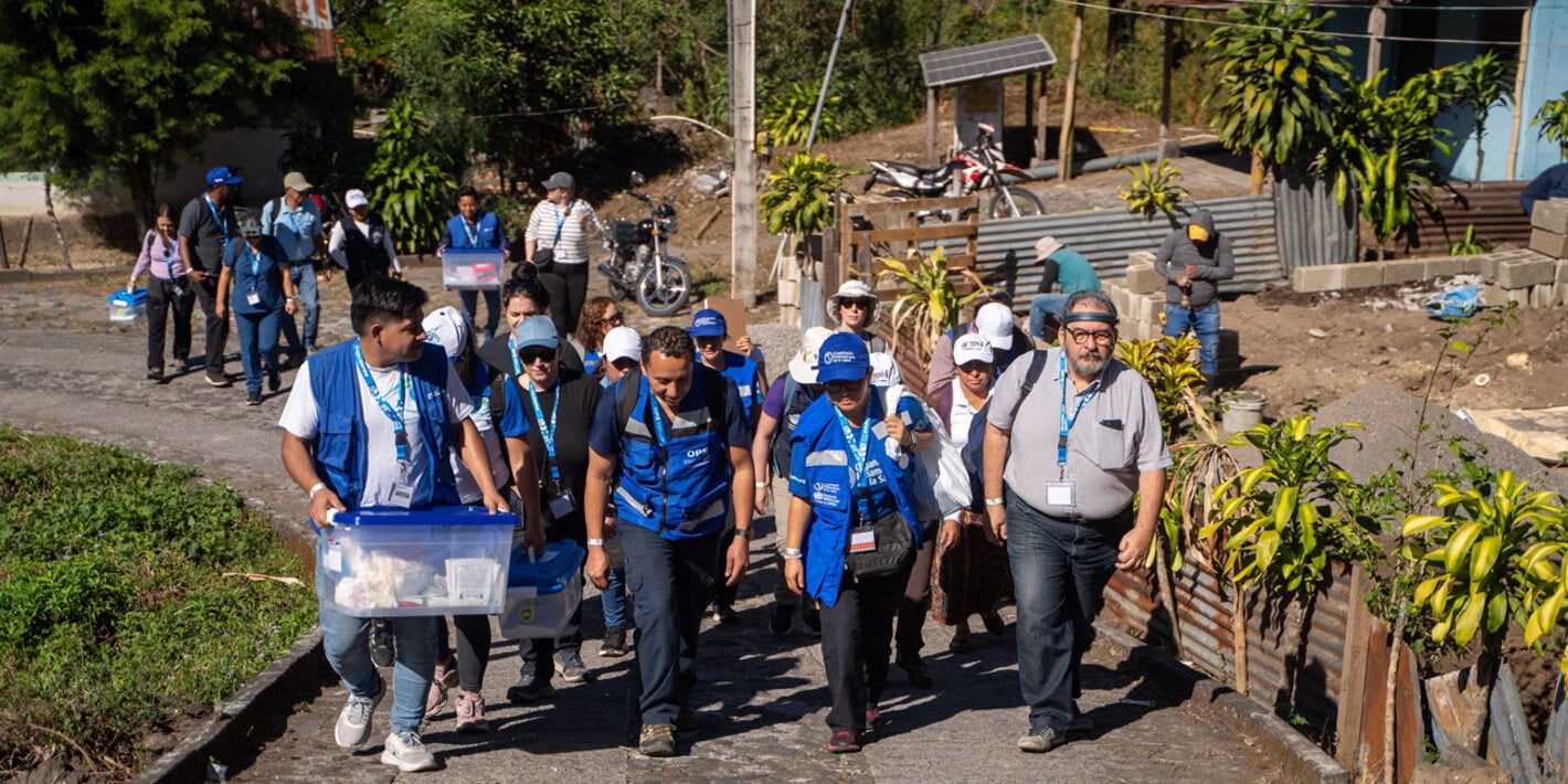 Equipe da OPAS visitando comunidades na Região das Américas